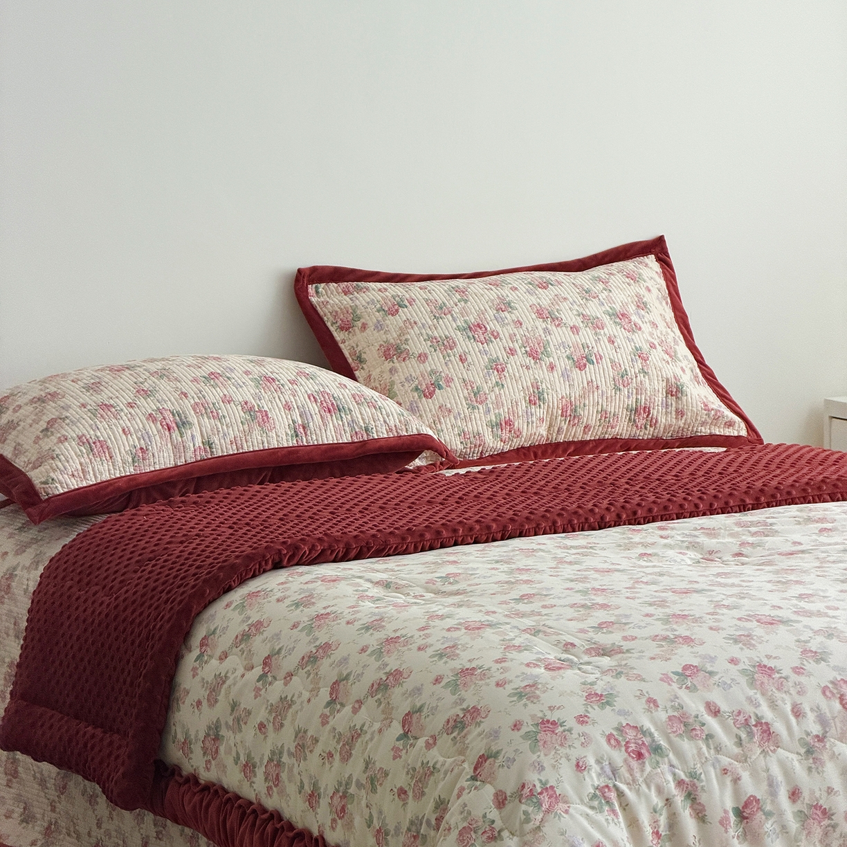 91家纺网 家纺一手货源 找家纺 佰织鑫家居 2025新款棉加绒床盖三件套花苞豆豆被四件套 落了白