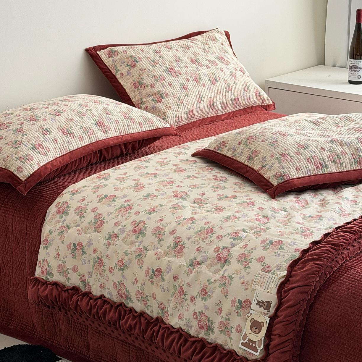 91家纺网 家纺一手货源 找家纺 佰织鑫家居 2025新款棉加绒床盖三件套花苞豆豆被四件套 落了白