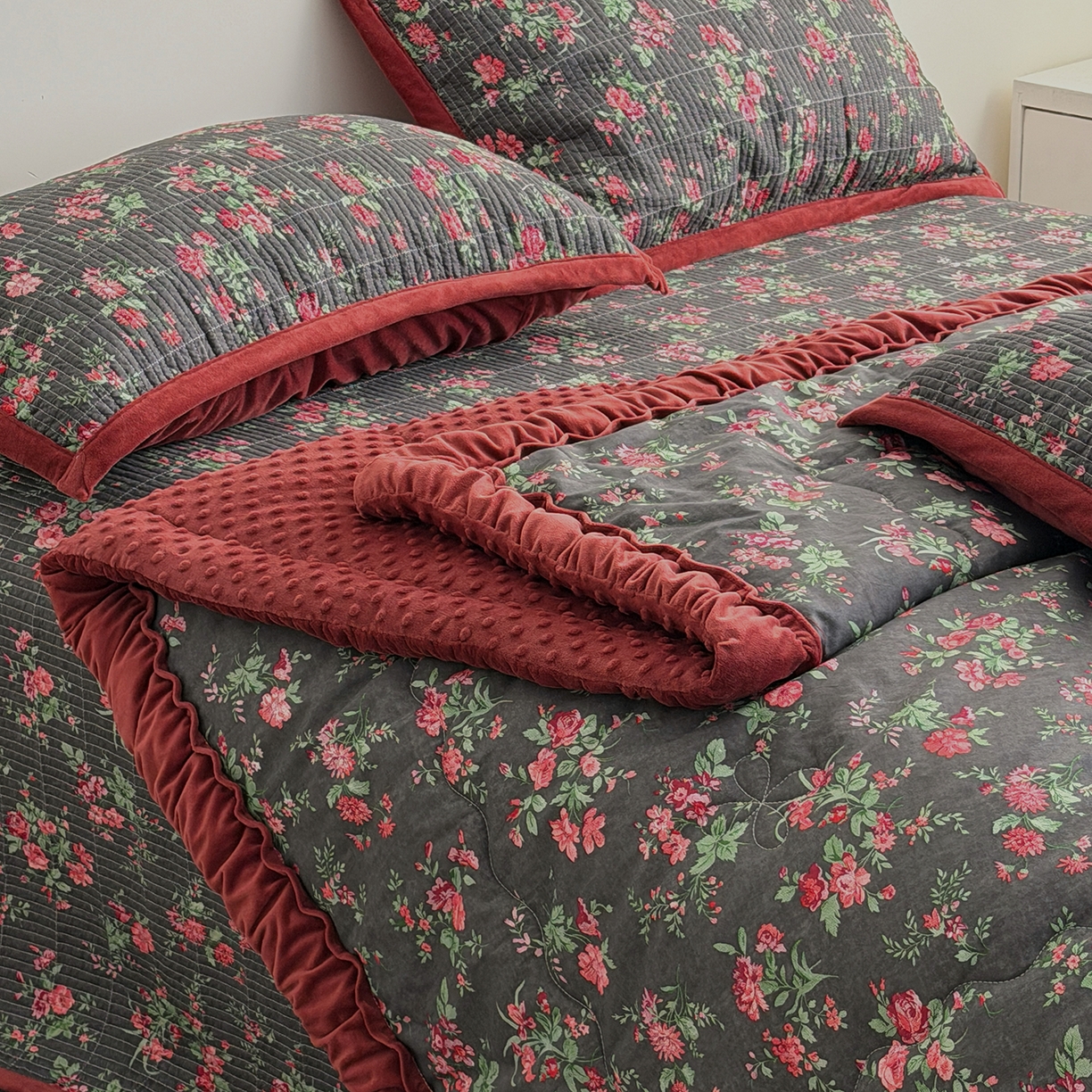 91家纺网 家纺一手货源 找家纺 （总）佰织鑫家居 2025新款棉加绒床盖三件套花苞豆豆被四件套