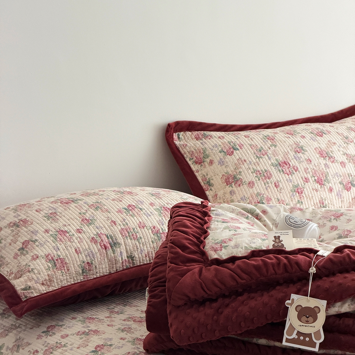 91家纺网 家纺一手货源 找家纺 佰织鑫家居 2025新款棉加绒床盖三件套花苞豆豆被四件套 落了白