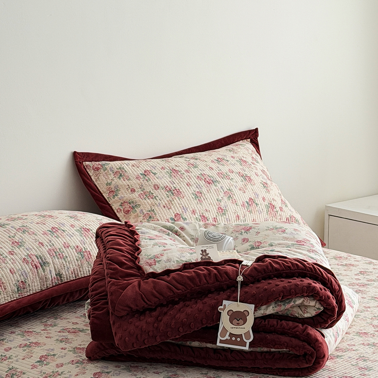 91家纺网 家纺一手货源 找家纺 佰织鑫家居 2025新款棉加绒床盖三件套花苞豆豆被四件套 落了白