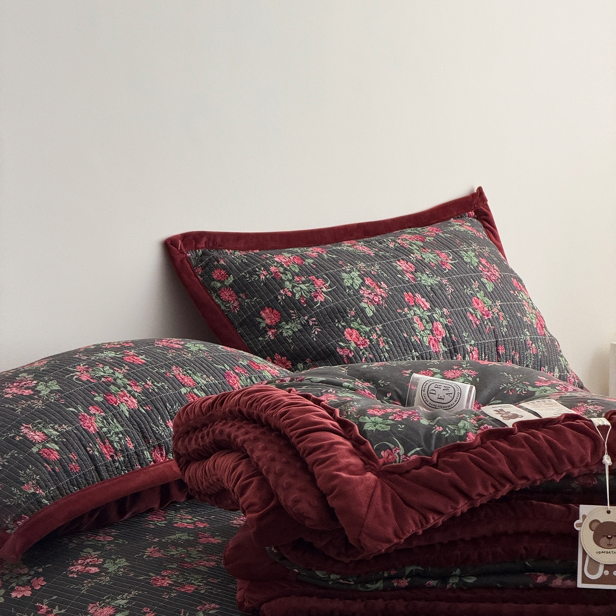 91家纺网 家纺一手货源 找家纺 佰织鑫家居 2025新款棉加绒床盖三件套花苞豆豆被四件套 梨花落