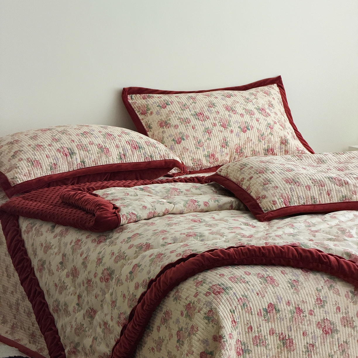 91家纺网 家纺一手货源 找家纺 佰织鑫家居 2025新款棉加绒床盖三件套花苞豆豆被四件套 落了白