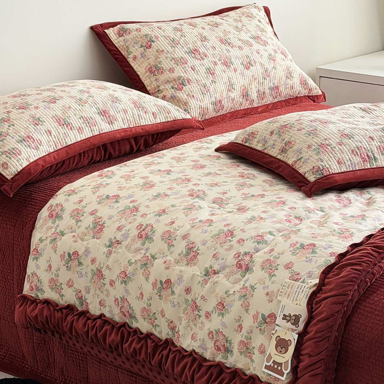 91家纺网 家纺一手货源 找家纺 佰织鑫家居 2025新款棉加绒床盖三件套花苞豆豆被四件套 落了白