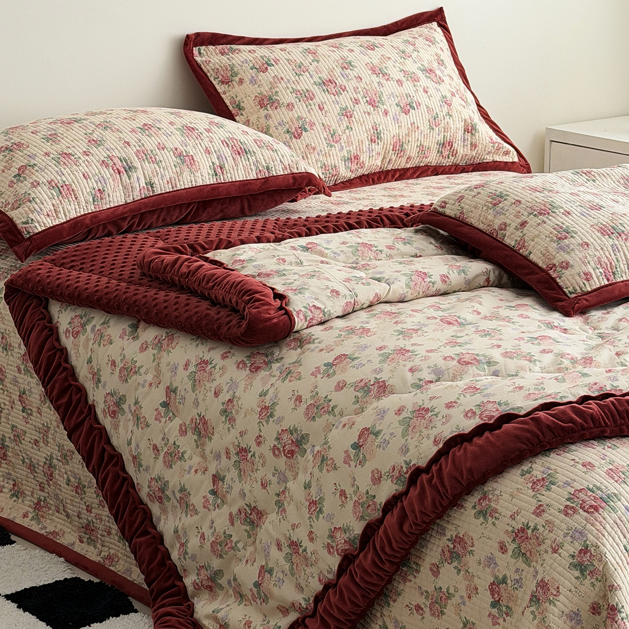 91家纺网 家纺一手货源 找家纺 佰织鑫家居 2025新款棉加绒床盖三件套花苞豆豆被四件套 落了白