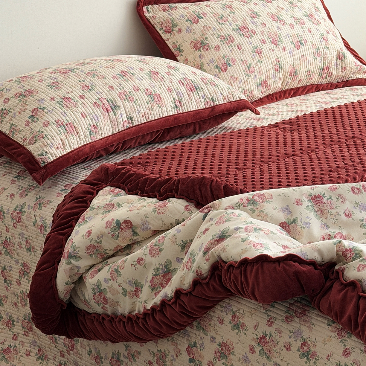 91家纺网 家纺一手货源 找家纺 佰织鑫家居 2025新款棉加绒床盖三件套花苞豆豆被四件套 落了白