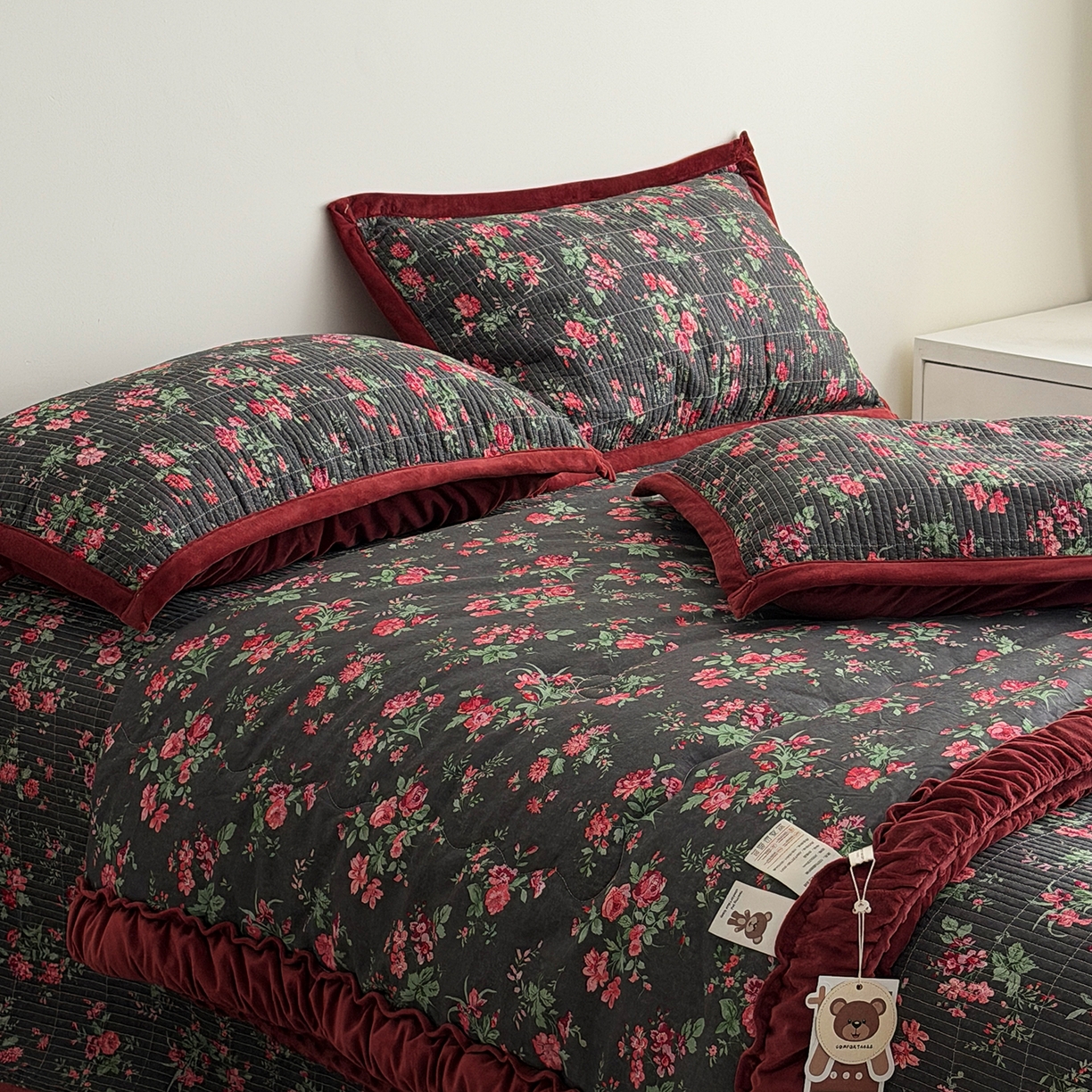 91家纺网 家纺一手货源 找家纺 佰织鑫家居 2025新款棉加绒床盖三件套花苞豆豆被四件套 梨花落