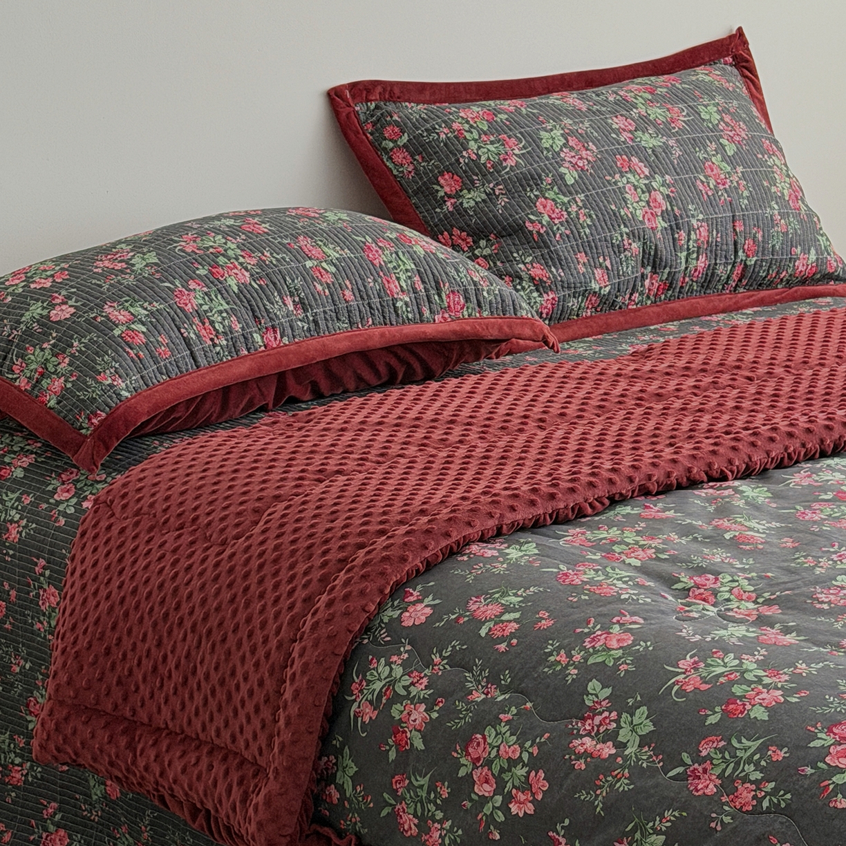 91家纺网 家纺一手货源 找家纺 佰织鑫家居 2025新款棉加绒床盖三件套花苞豆豆被四件套 梨花落