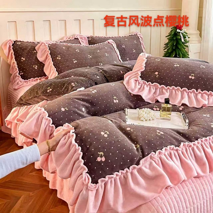 91家纺网 家纺一手货源 找家纺 （总）尚美 2025新款法式复古风大花边绒床盖被套四件套（花边随机）
