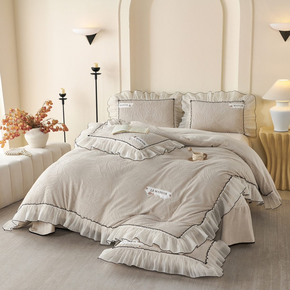 91家纺网 家纺一手货源 找家纺 默忆 2025新款雕花牛奶绒夹棉床盖款四件套-森野 森野-浅灰