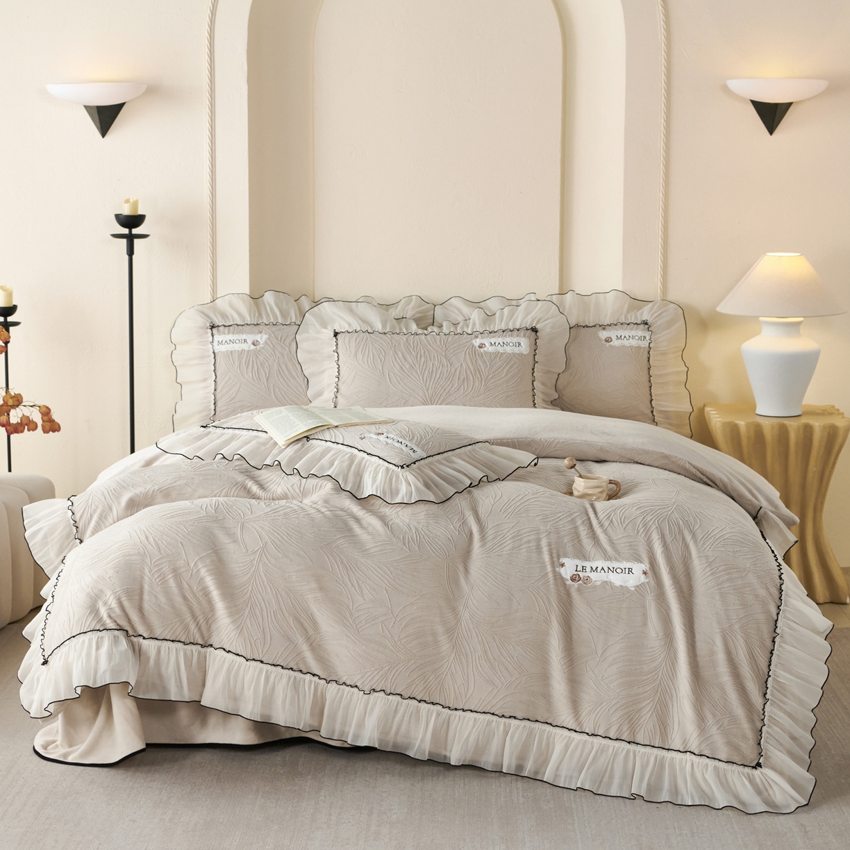 91家纺网 家纺一手货源 找家纺 默忆 2025新款雕花牛奶绒夹棉床盖款四件套-森野 森野-浅灰