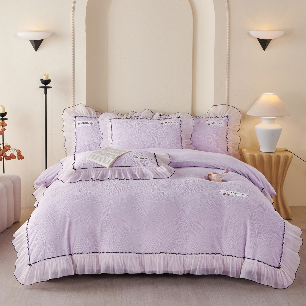 91家纺网 家纺一手货源 找家纺 （总）默忆 2025新款雕花牛奶绒夹棉床盖款四件套-森野,森野-幻紫,森野-暖白,森野-浅灰,森野-柔粉