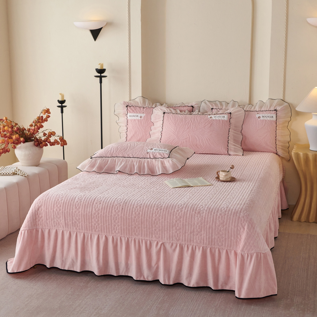 91家纺网 家纺一手货源 找家纺 默忆 2025新款雕花牛奶绒夹棉床盖款四件套-森野 森野-柔粉