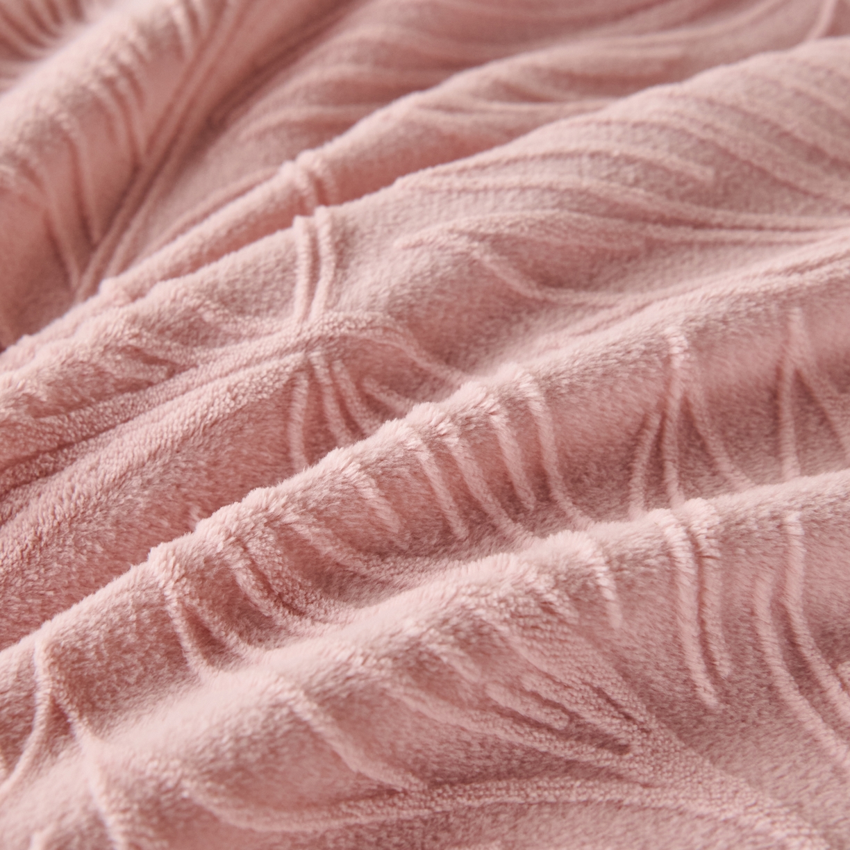 91家纺网 家纺一手货源 找家纺 默忆 2025新款雕花牛奶绒夹棉床盖款四件套-森野 森野-柔粉