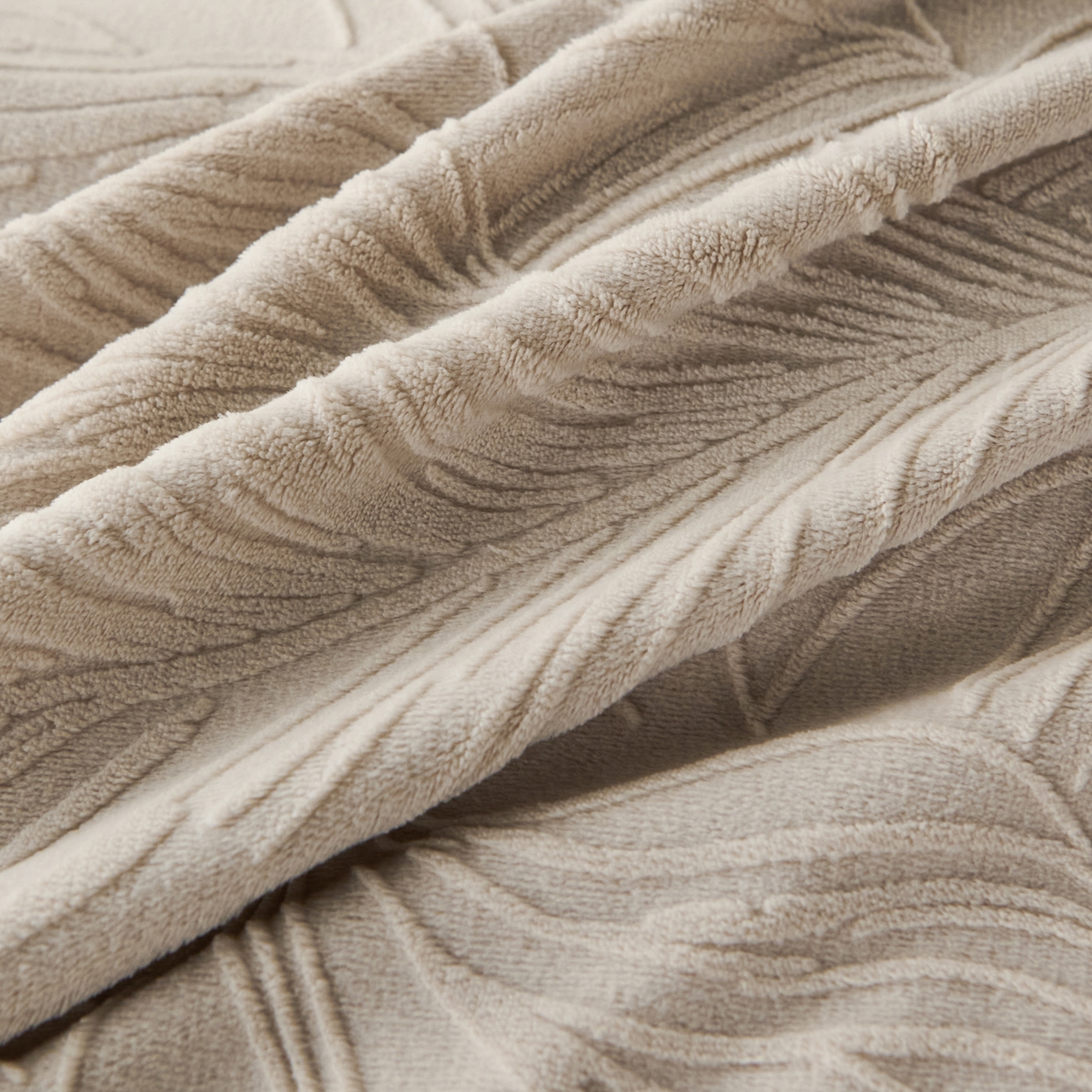 91家纺网 家纺一手货源 找家纺 默忆 2025新款雕花牛奶绒夹棉床盖款四件套-森野 森野-浅灰