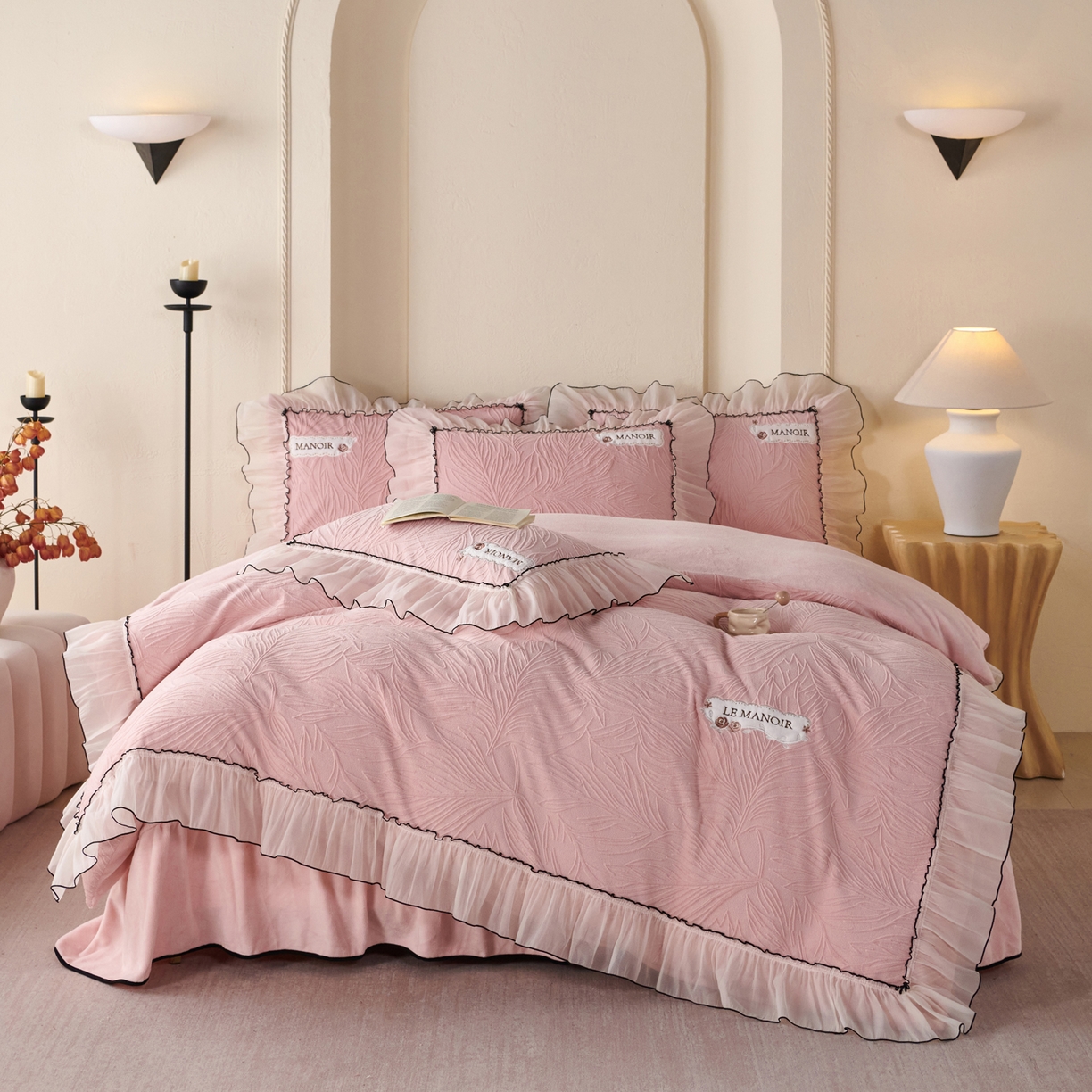 91家纺网 家纺一手货源 找家纺 默忆 2025新款雕花牛奶绒夹棉床盖款四件套-森野 森野-柔粉