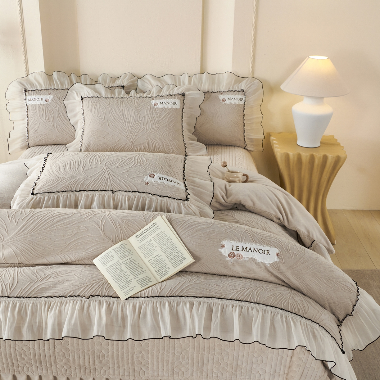 91家纺网 家纺一手货源 找家纺 默忆 2025新款雕花牛奶绒夹棉床盖款四件套-森野 森野-浅灰