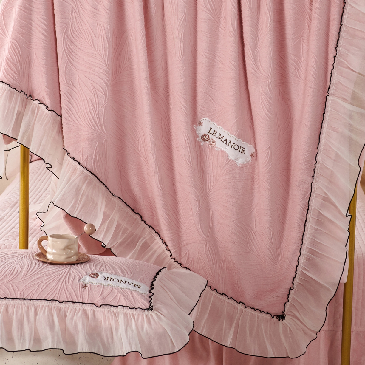 91家纺网 家纺一手货源 找家纺 默忆 2025新款雕花牛奶绒夹棉床盖款四件套-森野 森野-柔粉