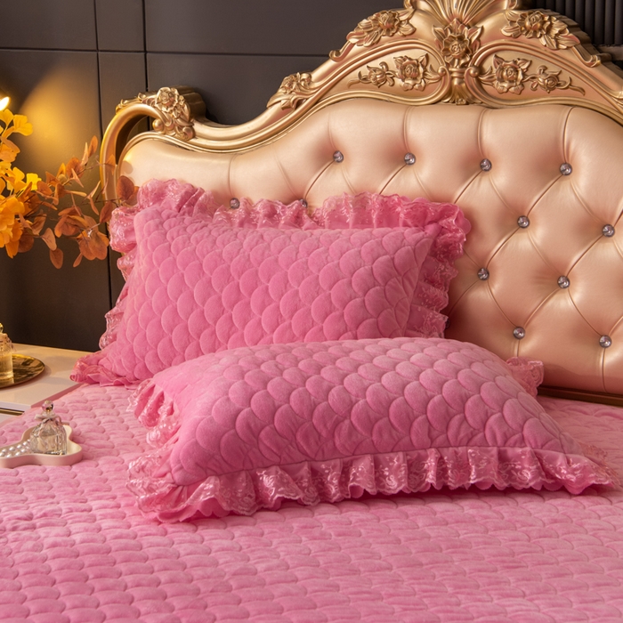 91家纺网 家纺一手货源 找家纺 默忆 2025新款宝宝绒蕾丝刺绣花边四件套 浪漫粉