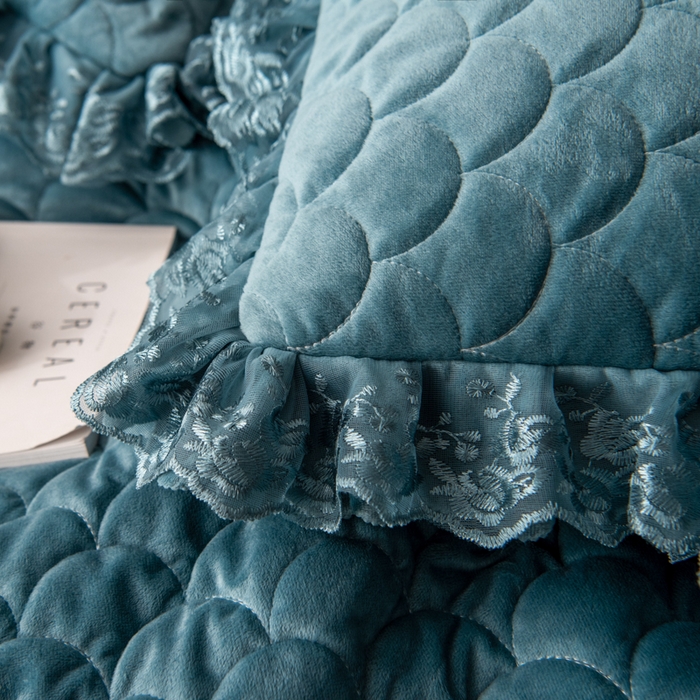 91家纺网 家纺一手货源 找家纺 默忆 2025新款宝宝绒蕾丝刺绣花边四件套 云雾蓝