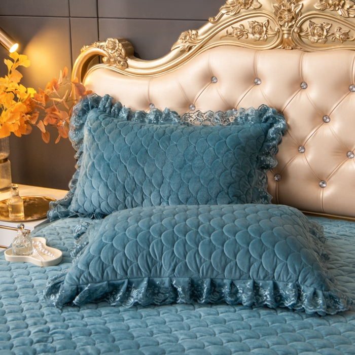 91家纺网 家纺一手货源 找家纺 默忆 2025新款宝宝绒蕾丝刺绣花边四件套 云雾蓝