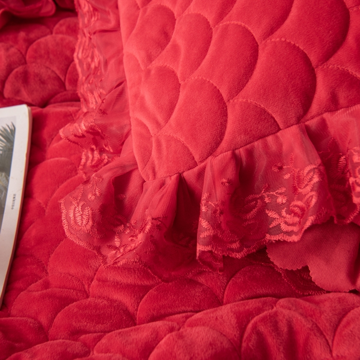 91家纺网 家纺一手货源 找家纺 默忆 2025新款宝宝绒蕾丝刺绣花边四件套 珊瑚红