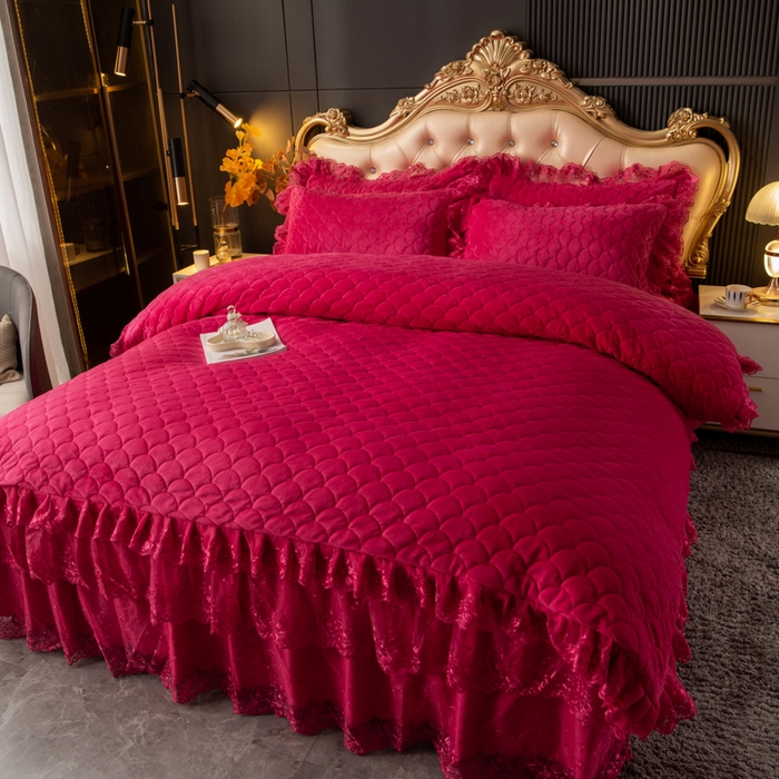 91家纺网 家纺一手货源 找家纺 默忆 2025新款宝宝绒蕾丝刺绣花边四件套 洋气红