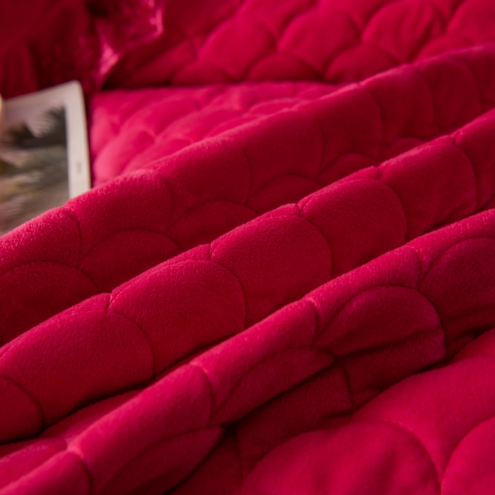 91家纺网 家纺一手货源 找家纺 默忆 2025新款宝宝绒蕾丝刺绣花边四件套 洋气红