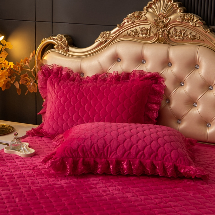 91家纺网 家纺一手货源 找家纺 默忆 2025新款宝宝绒蕾丝刺绣花边四件套 洋气红