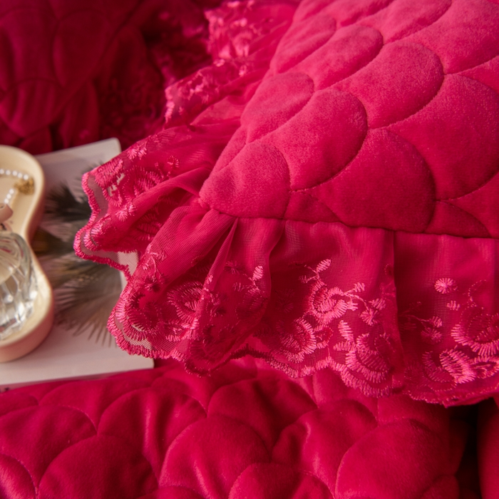 91家纺网 家纺一手货源 找家纺 默忆 2025新款宝宝绒蕾丝刺绣花边四件套 洋气红