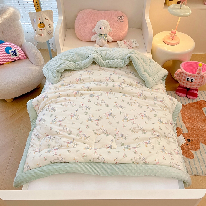 91家纺网 家纺一手货源 找家纺 丝涟家居 2025新款澳阳绒豆豆被系列 鸭鸭学堂