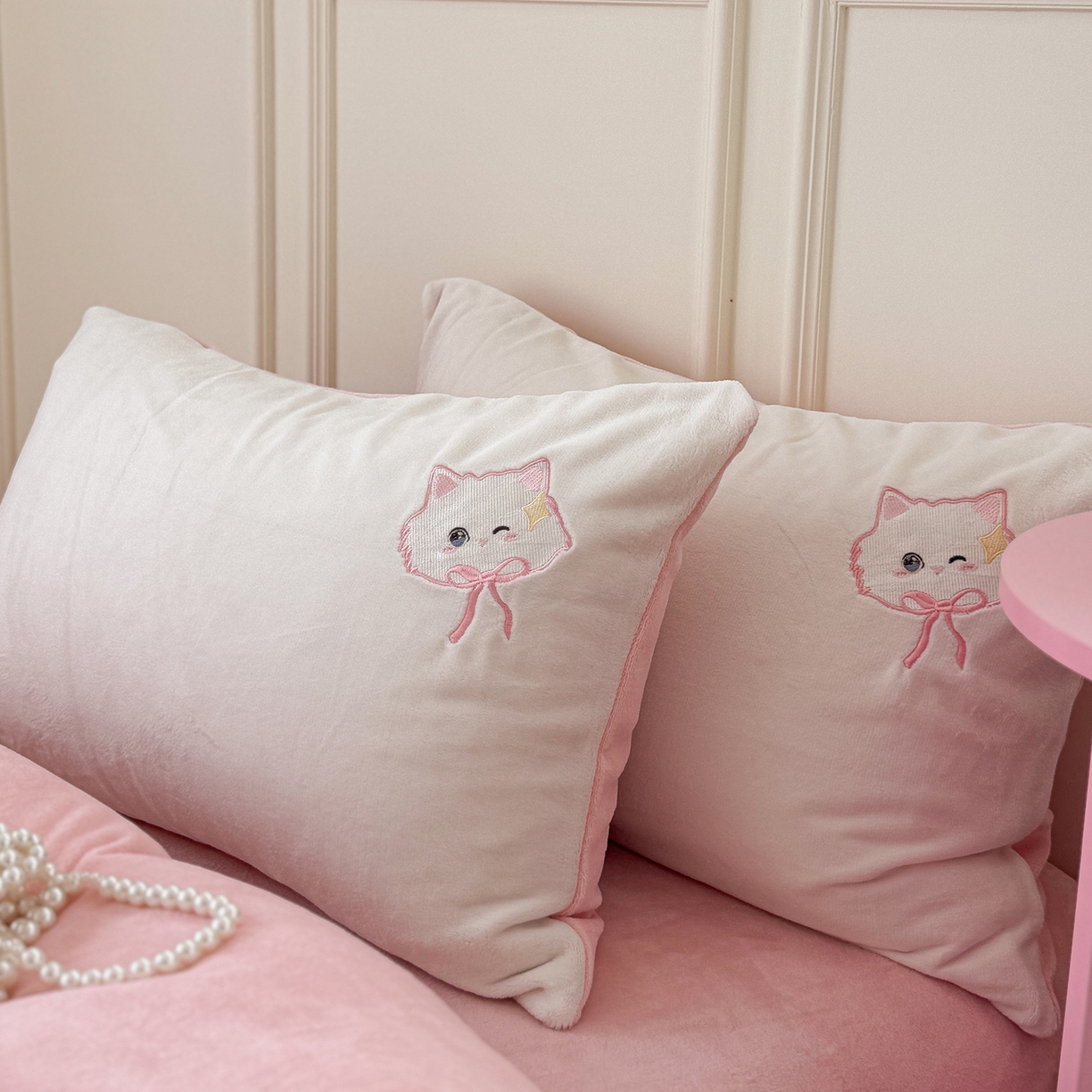 91家纺网 家纺一手货源 找家纺 TT.one 塔塔家居 2025新款牛奶绒立体贴布绣四件套 奶糖猫-白