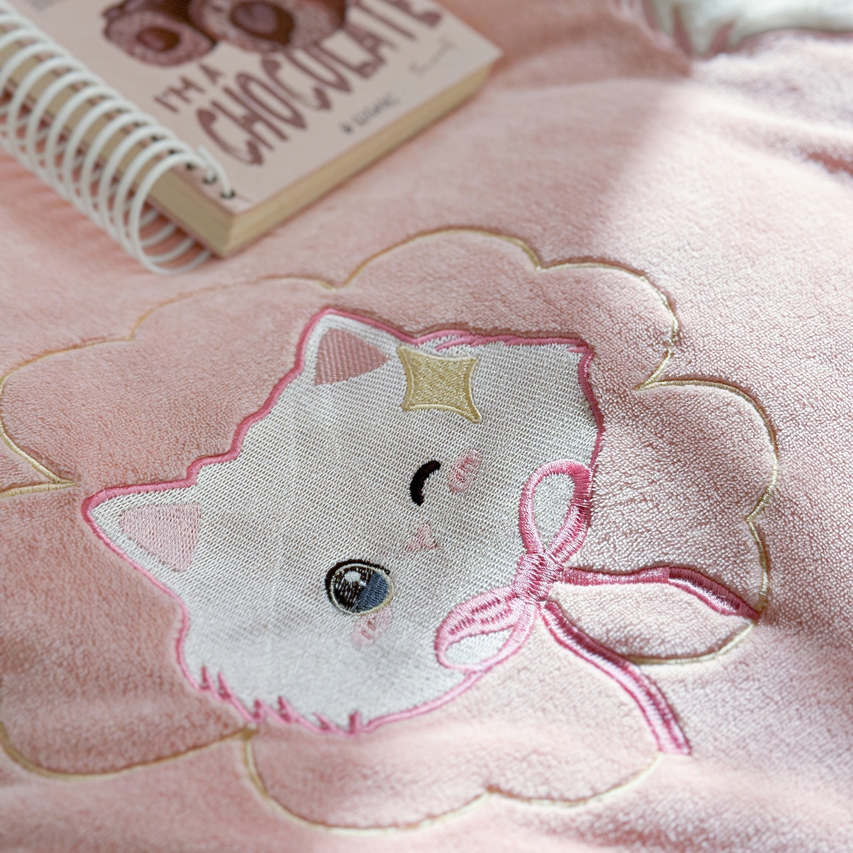 91家纺网 家纺一手货源 找家纺 TT.one 塔塔家居 2025新款牛奶绒立体贴布绣四件套 奶糖猫-粉