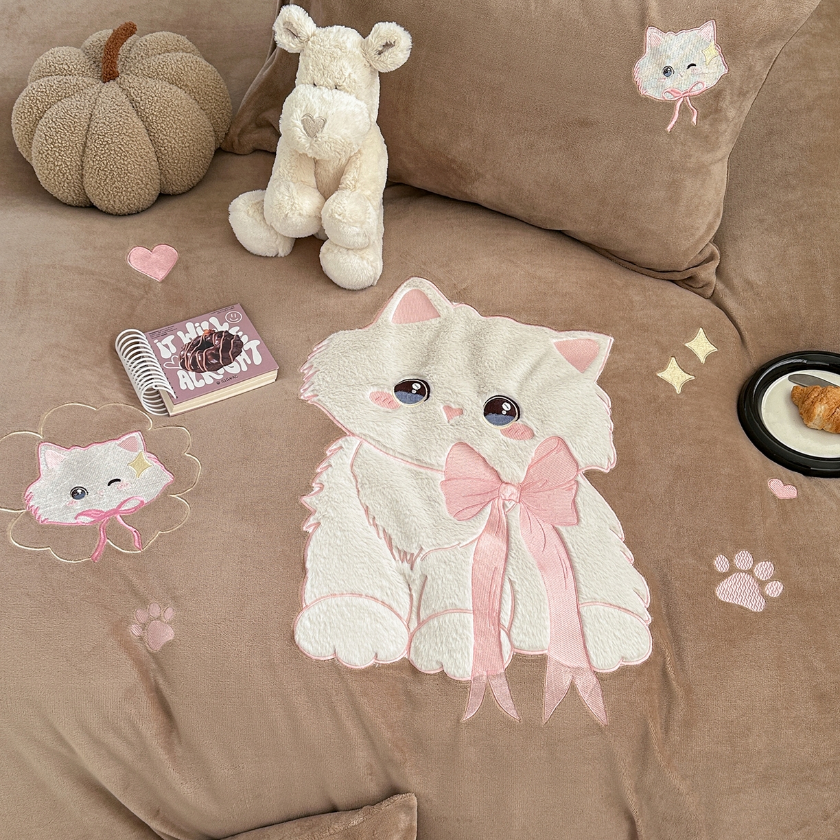 91家纺网 家纺一手货源 找家纺 TT.one 塔塔家居 2025新款牛奶绒立体贴布绣四件套 奶糖猫-咖