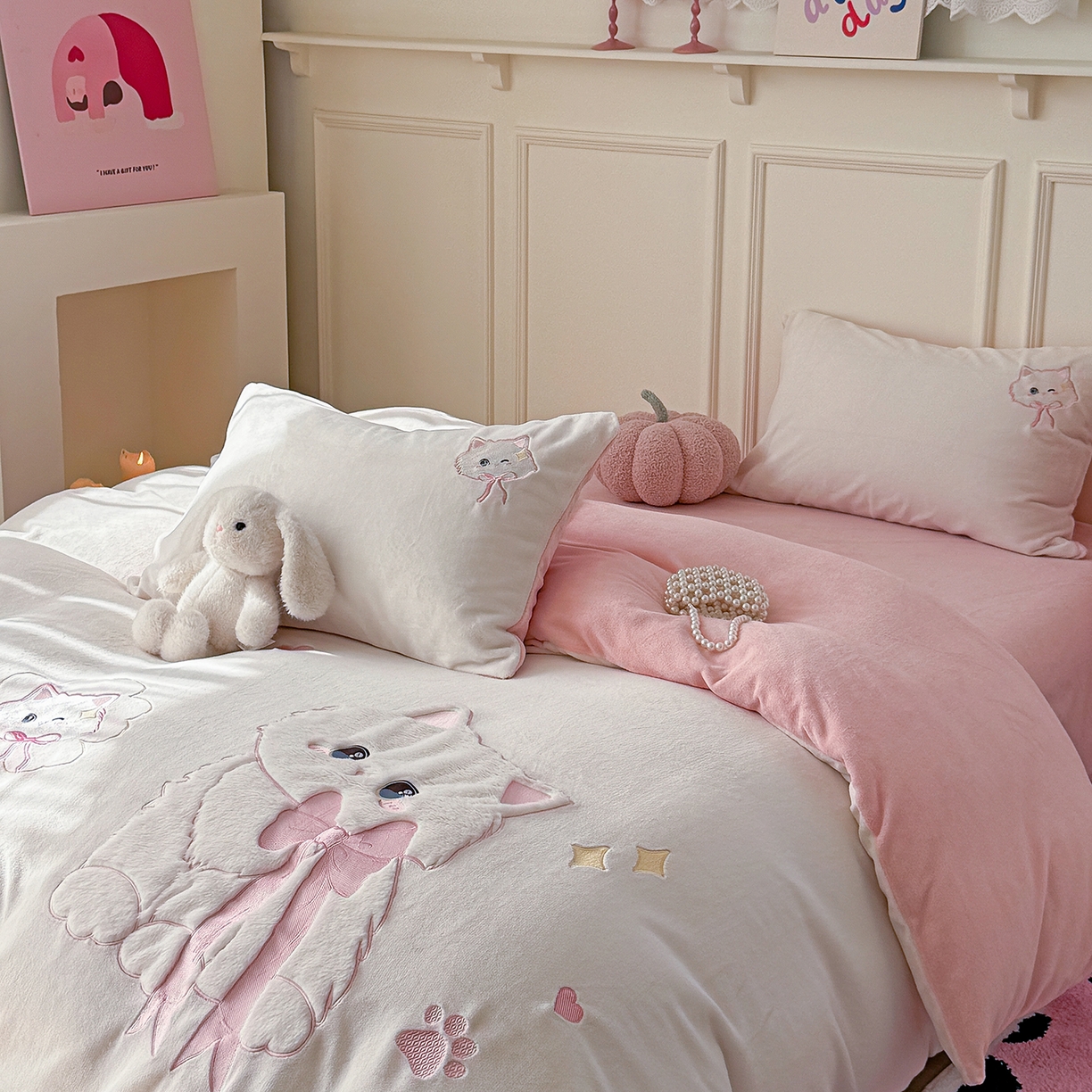 91家纺网 家纺一手货源 找家纺 TT.one 塔塔家居 2025新款牛奶绒立体贴布绣四件套 奶糖猫-白