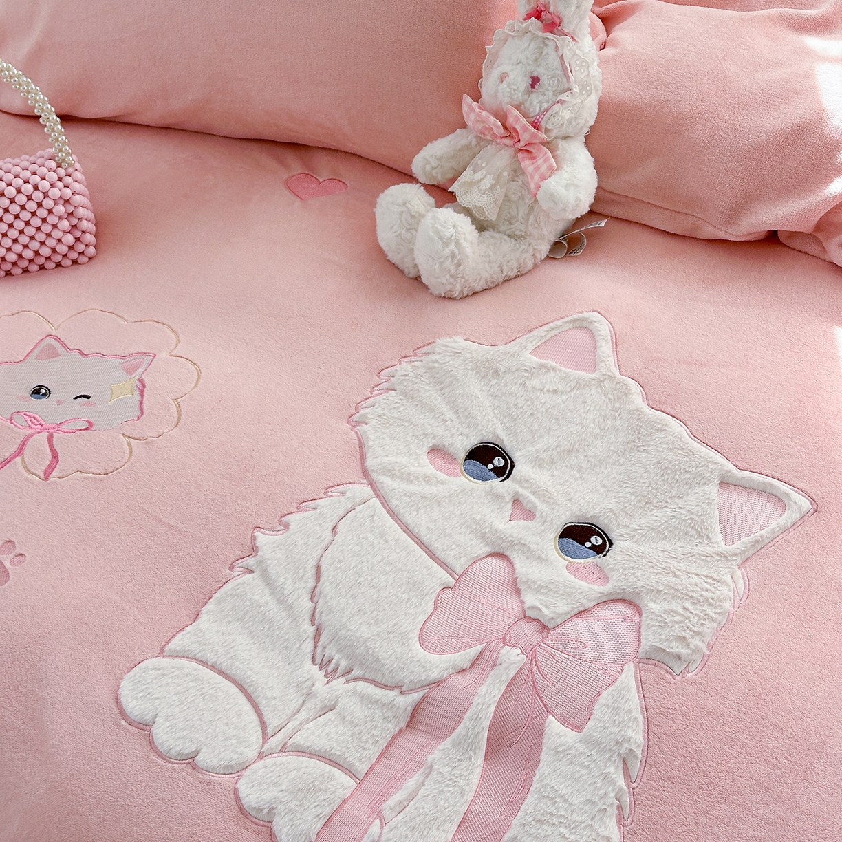 91家纺网 家纺一手货源 找家纺 TT.one 塔塔家居 2025新款牛奶绒立体贴布绣四件套 奶糖猫-粉