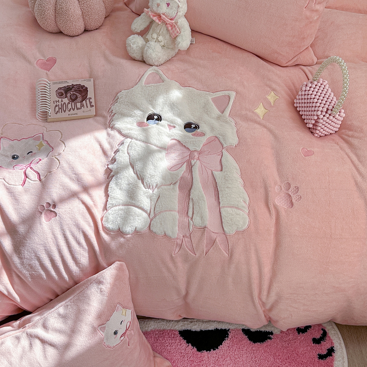 91家纺网 家纺一手货源 找家纺 TT.one 塔塔家居 2025新款牛奶绒立体贴布绣四件套 奶糖猫-粉