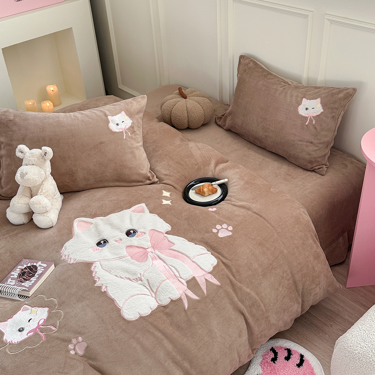 91家纺网 家纺一手货源 找家纺 TT.one 塔塔家居 2025新款牛奶绒立体贴布绣四件套 奶糖猫-咖