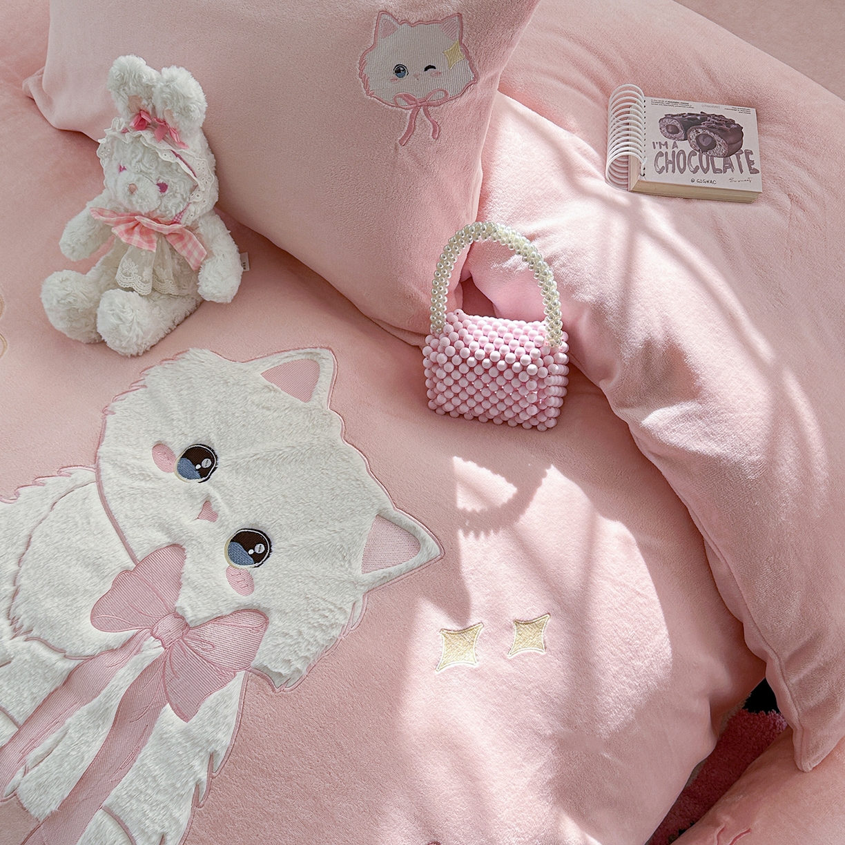 91家纺网 家纺一手货源 找家纺 TT.one 塔塔家居 2025新款牛奶绒立体贴布绣四件套 奶糖猫-粉