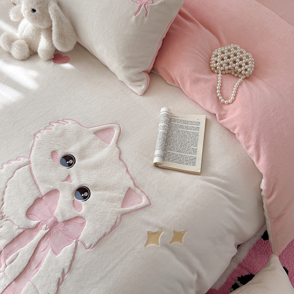 91家纺网 家纺一手货源 找家纺 TT.one 塔塔家居 2025新款牛奶绒立体贴布绣四件套 奶糖猫-白