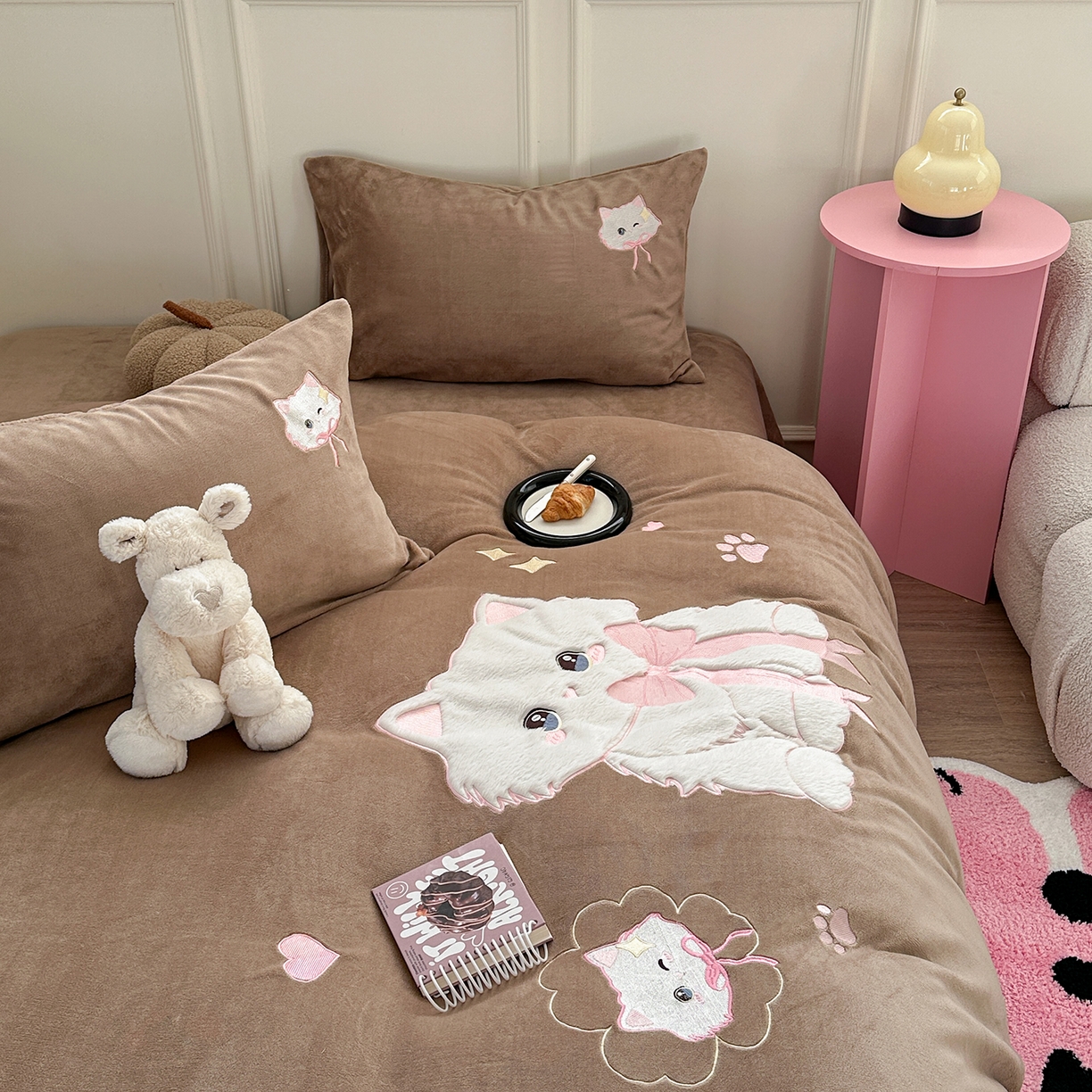 91家纺网 家纺一手货源 找家纺 TT.one 塔塔家居 2025新款牛奶绒立体贴布绣四件套 奶糖猫-咖