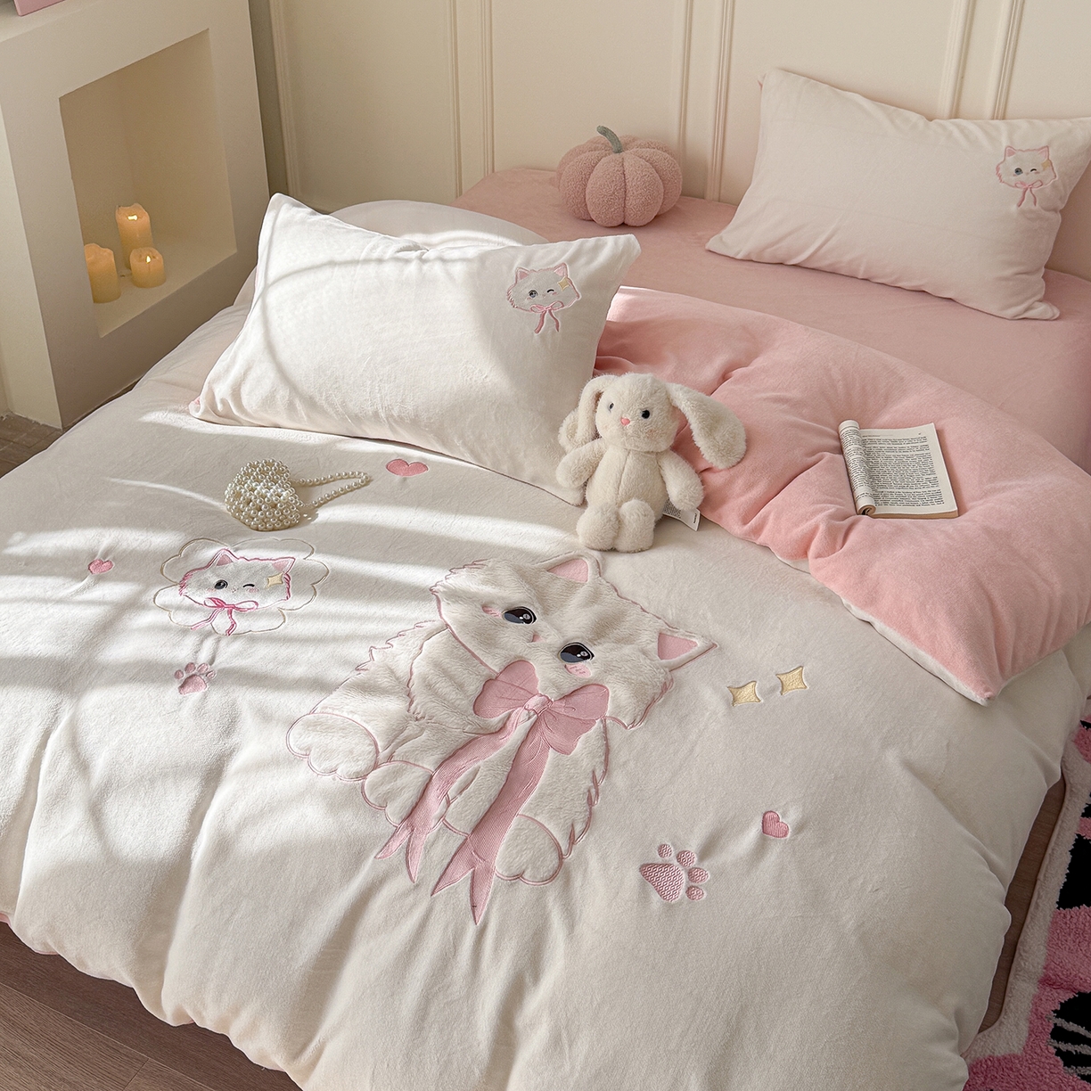 91家纺网 家纺一手货源 找家纺 TT.one 塔塔家居 2025新款牛奶绒立体贴布绣四件套 奶糖猫-白