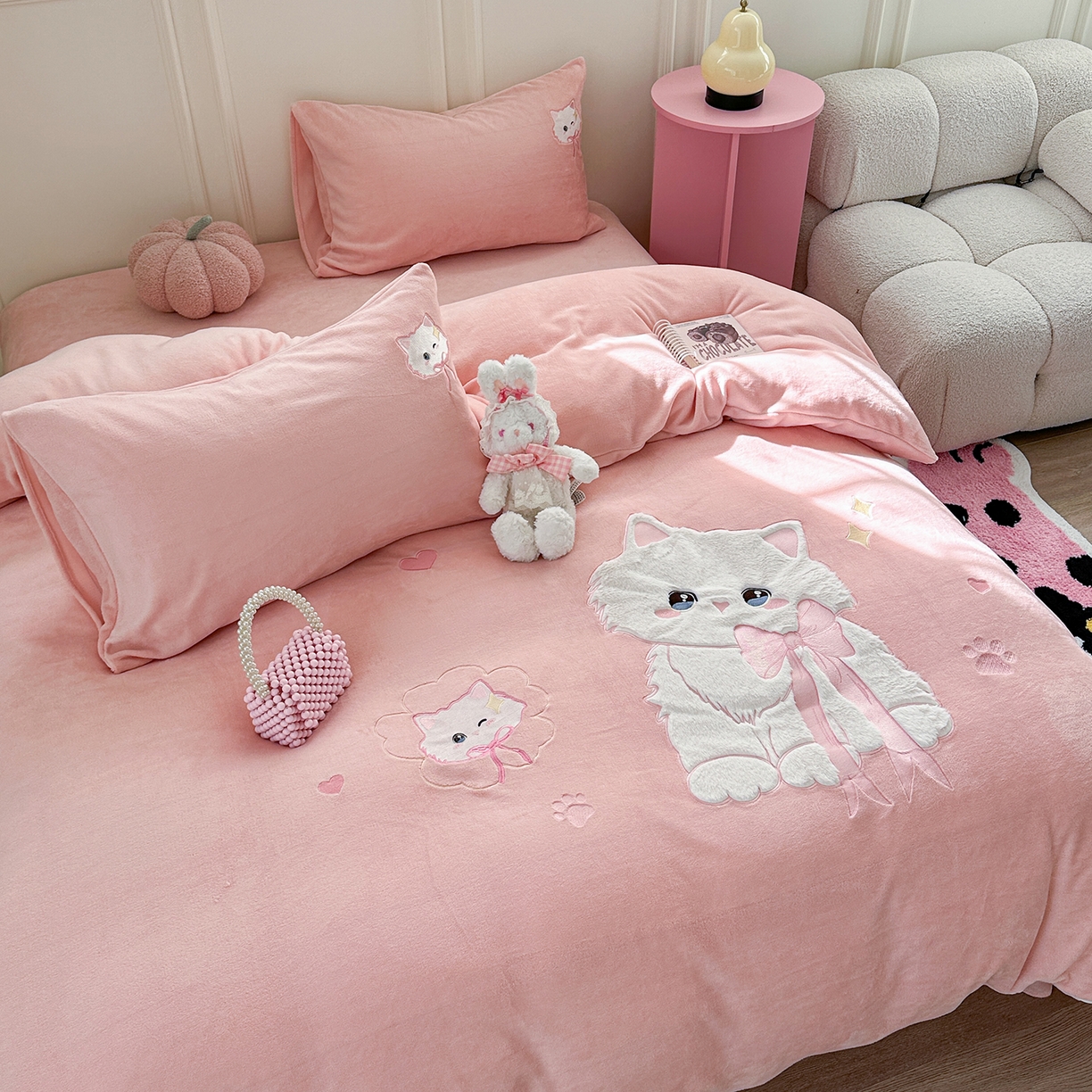 91家纺网 家纺一手货源 找家纺 TT.one 塔塔家居 2025新款牛奶绒立体贴布绣四件套 奶糖猫-粉
