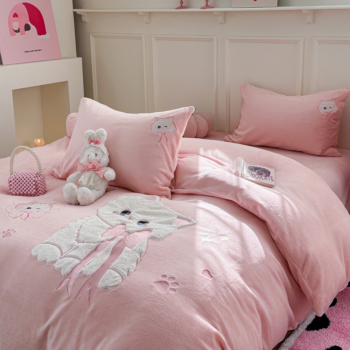 91家纺网 家纺一手货源 找家纺 TT.one 塔塔家居 2025新款牛奶绒立体贴布绣四件套 奶糖猫-粉