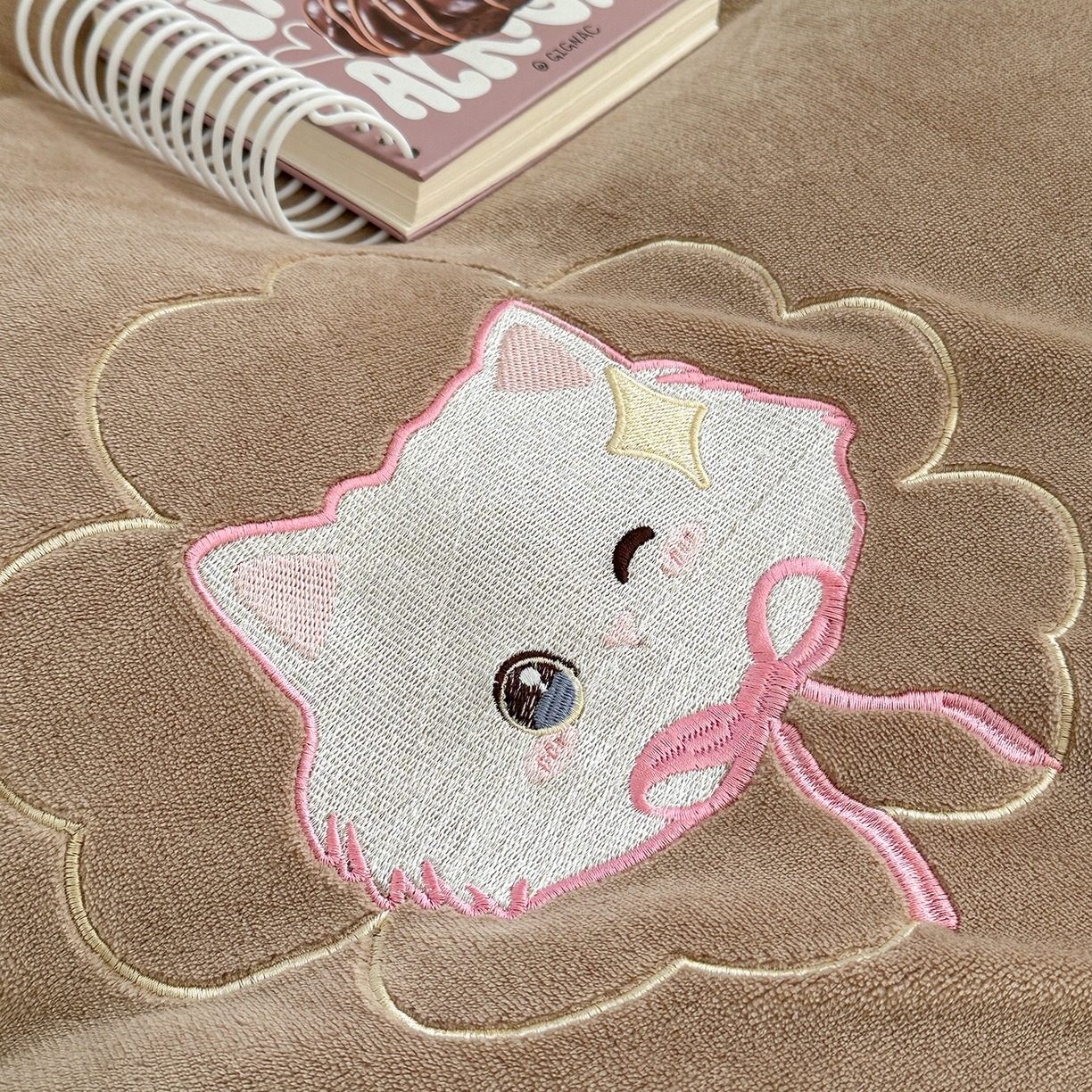 91家纺网 家纺一手货源 找家纺 TT.one 塔塔家居 2025新款牛奶绒立体贴布绣四件套 奶糖猫-咖