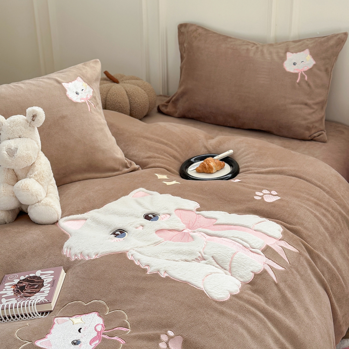 91家纺网 家纺一手货源 找家纺 TT.one 塔塔家居 2025新款牛奶绒立体贴布绣四件套 奶糖猫-咖