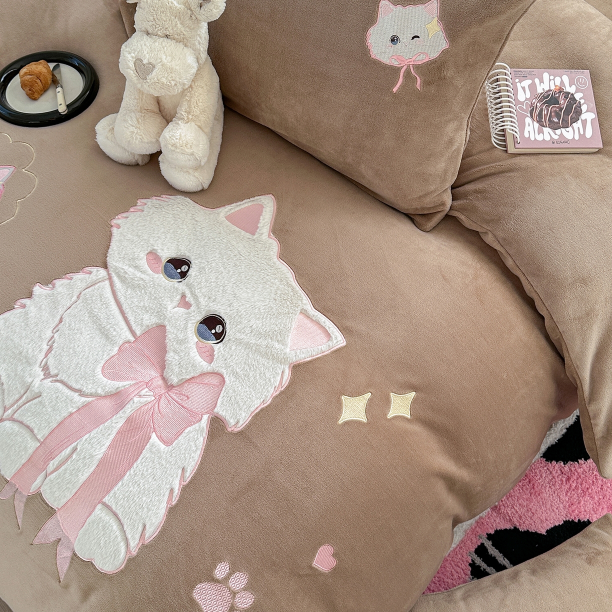 91家纺网 家纺一手货源 找家纺 TT.one 塔塔家居 2025新款牛奶绒立体贴布绣四件套 奶糖猫-咖