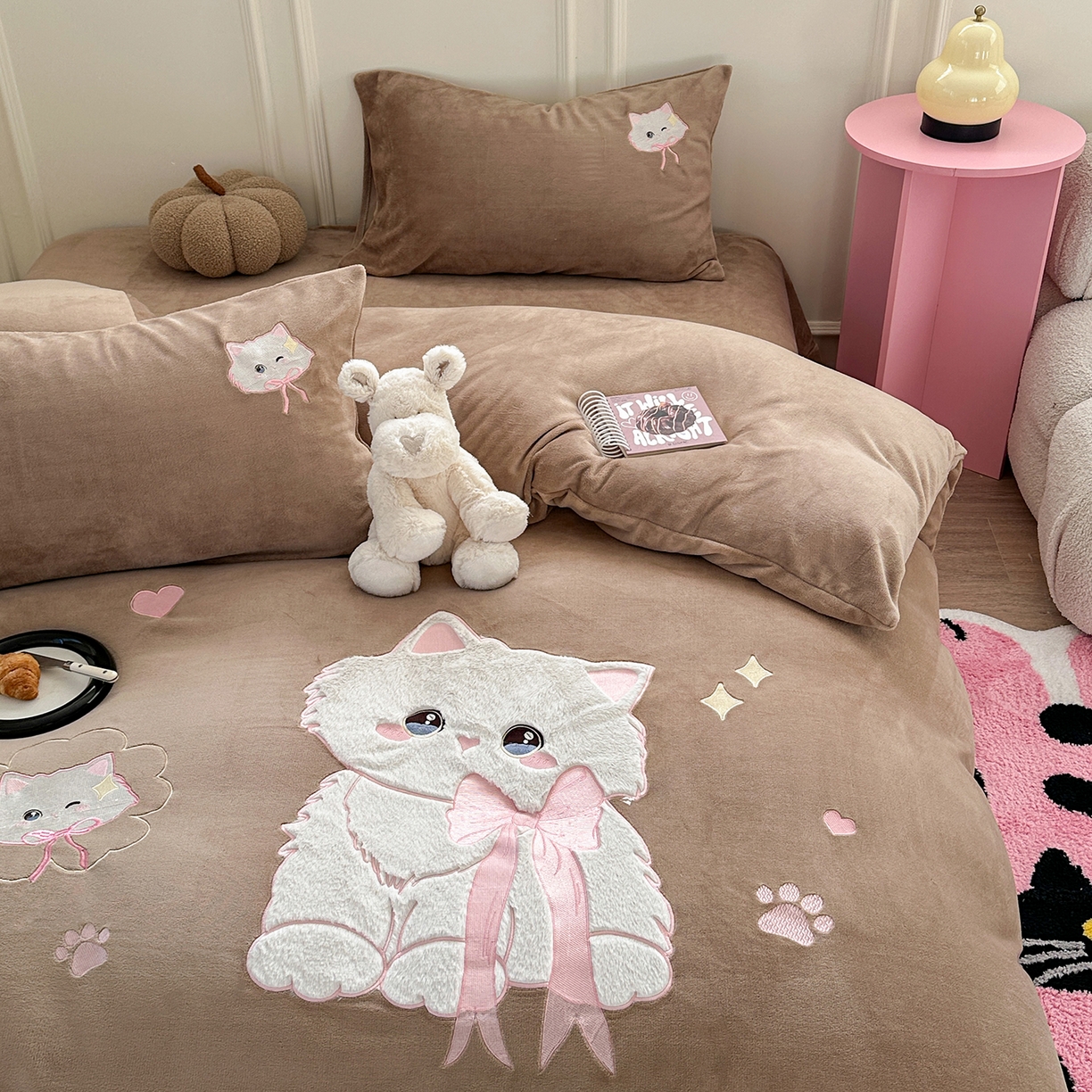 91家纺网 家纺一手货源 找家纺 TT.one 塔塔家居 2025新款牛奶绒立体贴布绣四件套 奶糖猫-咖