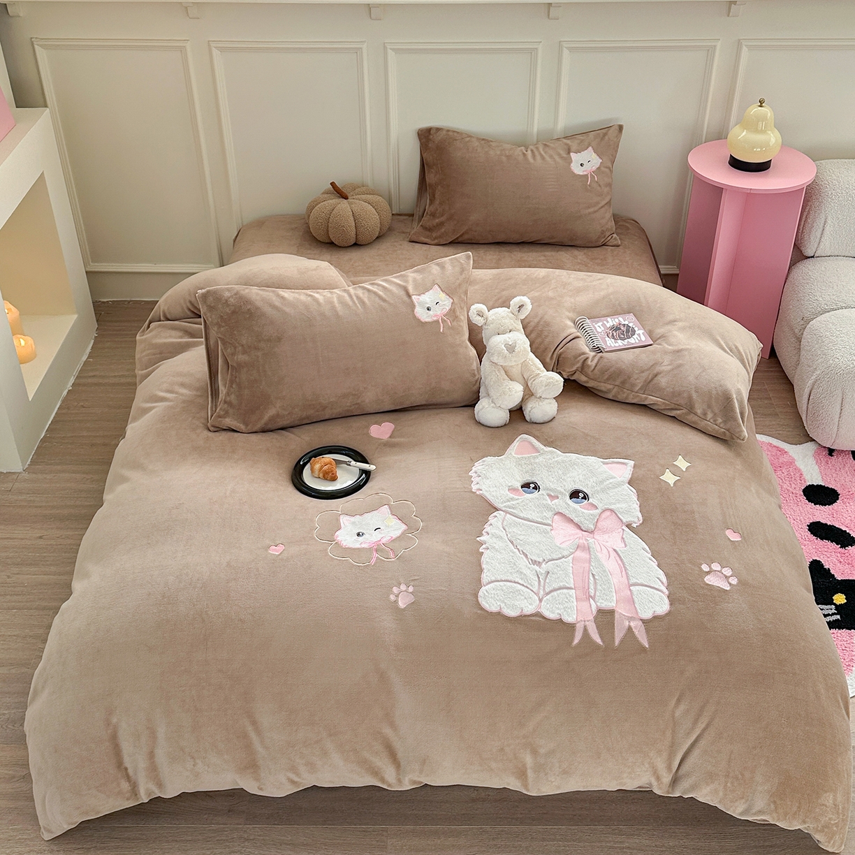 91家纺网 家纺一手货源 找家纺 TT.one 塔塔家居 2025新款牛奶绒立体贴布绣四件套 奶糖猫-咖