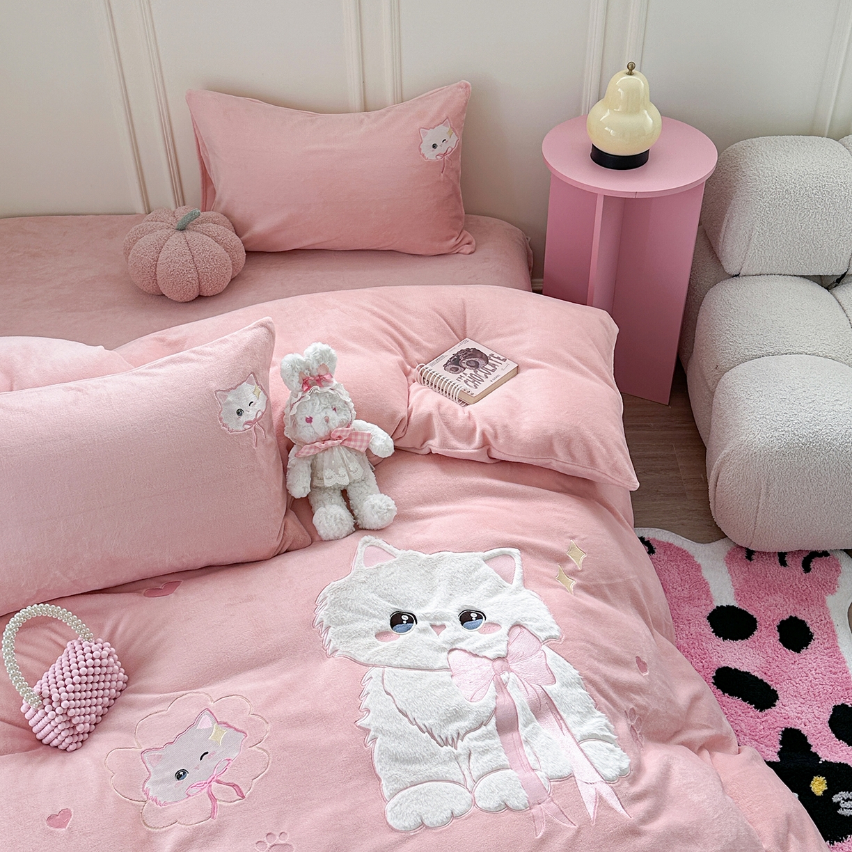 91家纺网 家纺一手货源 找家纺 TT.one 塔塔家居 2025新款牛奶绒立体贴布绣四件套 奶糖猫-粉